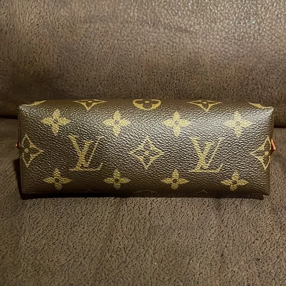 ‼️SOLD‼️Louis Vuitton 2022 cosmetic pouch/crossbody - Picture 8 of 14